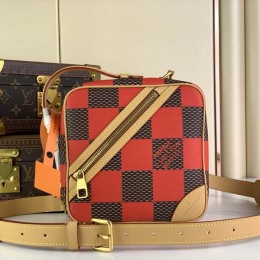 LOUIS VUITTON Chess Messenger