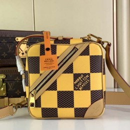 LOUIS VUITTON Chess Messenger