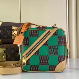 LOUIS VUITTON Chess Messenger