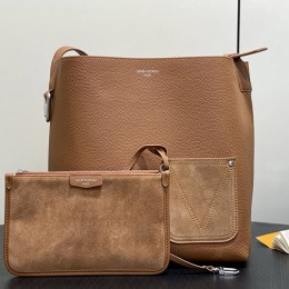 LOUIS VUITTON  Verso Hobo
